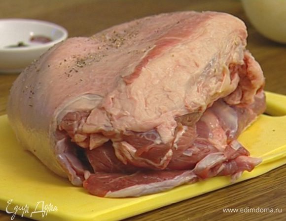 Баранину натереть снаружи и изнутри солью и перцем. 