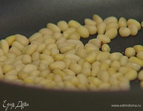 Кедровые орехи слегка обжарить на сухой сковороде. 