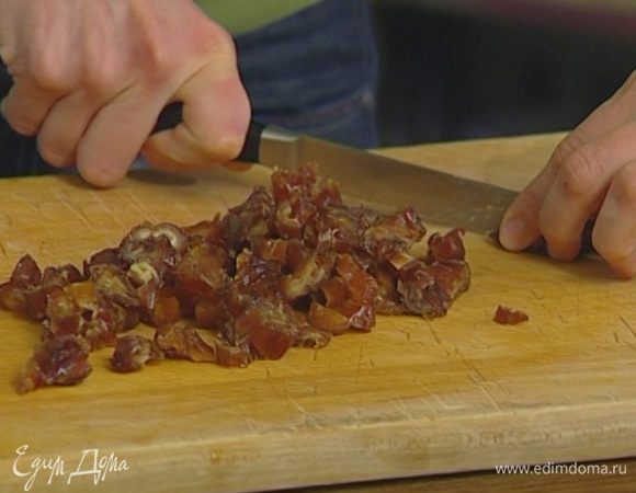 Финики нарезать небольшими кусочками. 