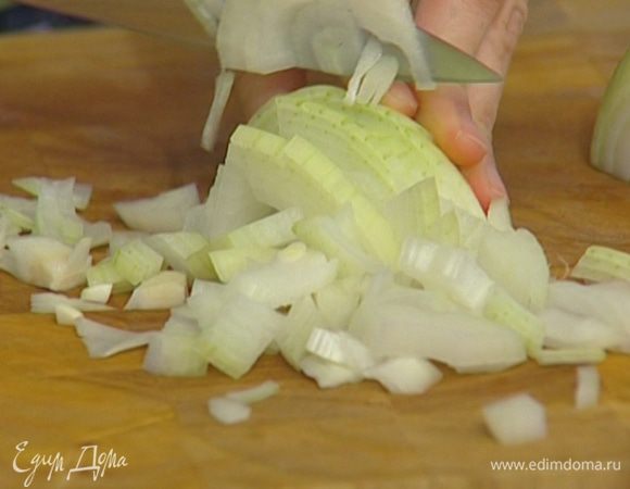 Лук и 2 зубчика чеснока почистить и мелко порубить.