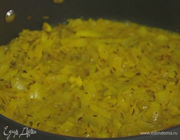 Всыпать рис и, помешивая, прогревать все вместе 1–2 минуты, затем посолить, добавить черный и розовый молотый перец, влить 150 мл воды, сок лимона, накрыть сковороду крышкой и томить на медленном огне.