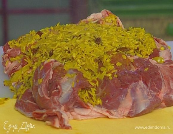 Через 10 минут снять сковороду с огня, добавить к рису орехи, финики и вишню, все перемешать и начинить баранью ногу. 