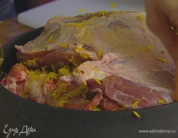 Приготовить соус: в ту же сковороду, не протирая ее, влить вино, 125 мл воды и 2 ст. ложки растительного масла, добавить 2 зубчика почищенного чеснока, лавровый лист, щепотку соли и палочку корицы, довести все до кипения.