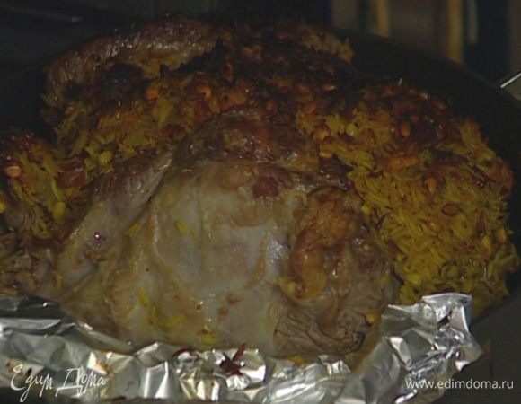 Уложить в соус баранину, накрыть фольгой и запекать в разогретой духовке 2–2,5 часа, в конце снять фольгу, чтобы мясо подрумянилось.