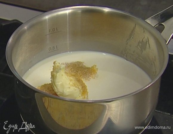 Сливочное масло растопить вместе с сахаром и молоком.