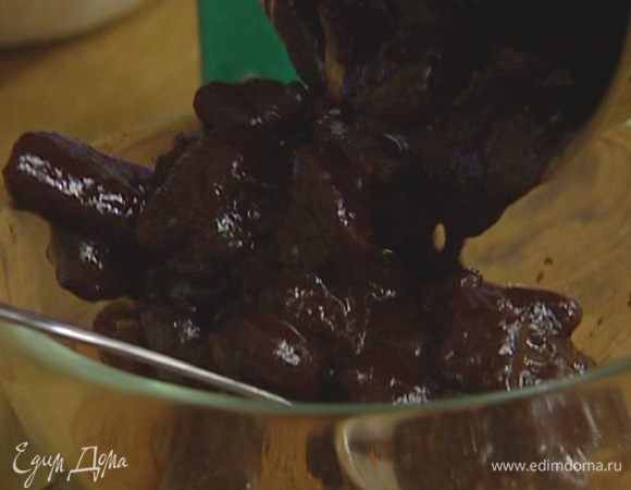 Добавить поломанный на кусочки шоколад, какао, имбирь, а когда растопится шоколад — половину печенья. Все перемешать.