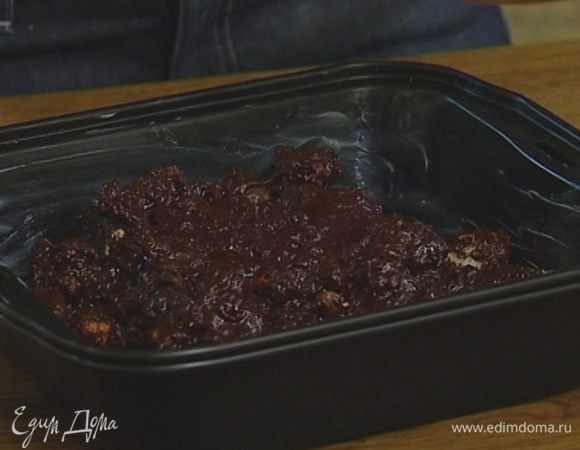 Добавить изюм, оставшееся печенье, выложить все в форму и слегка утрамбовать. Затянуть пищевой пленкой и поставить на 2 часа в холодильник.