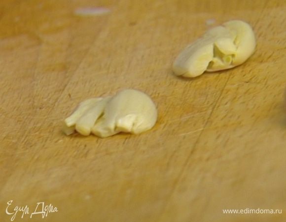 Чеснок почистить и раздавить плоской стороной ножа.