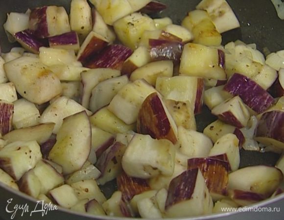 Баклажаны промыть, просушить бумажным полотенцем и отправить к луку с чесноком. Томить на среднем огне 5 минут, затем посолить, поперчить, накрыть крышкой и оставить еще на несколько минут. 