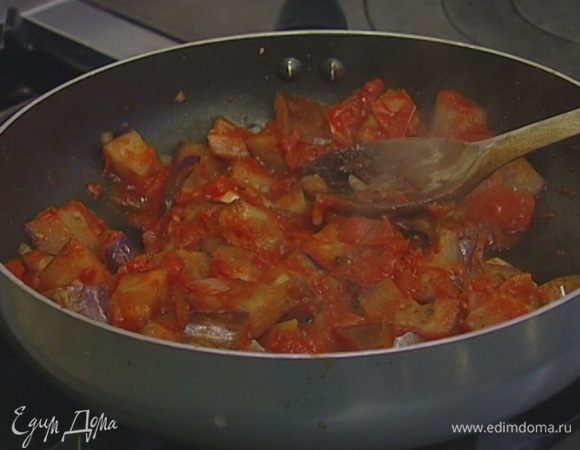 Добавить помидоры и тушить еще минут 10 на медленном огне без крышки.