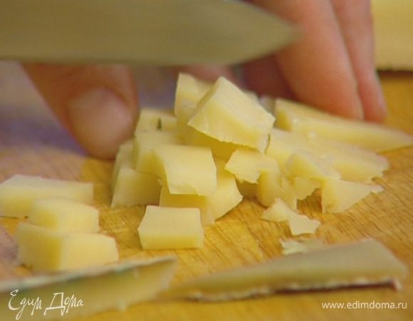 Сыр нарезать кусочками.