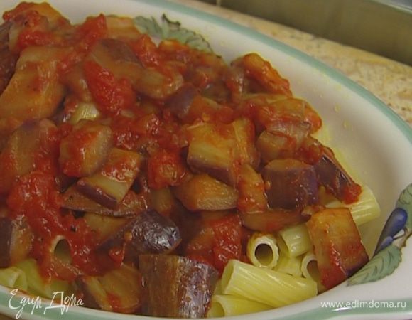 Огнеупорную форму, в которой вы будете подавать блюдо, смазать сливочным маслом. Выложить в нее макароны, затем баклажанный соус, а сверху сыр.
