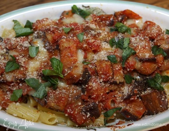 Запекать в разогретой духовке 10 минут, украсить листьями базилика и подавать.