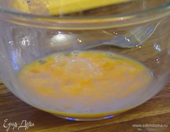 Яйцо слегка взбить вилкой. 