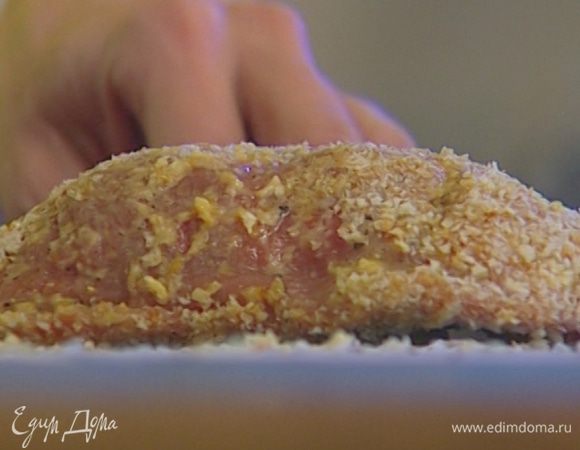 Каждую отбивную обвалять в муке, затем в яйце и в сухарях. 