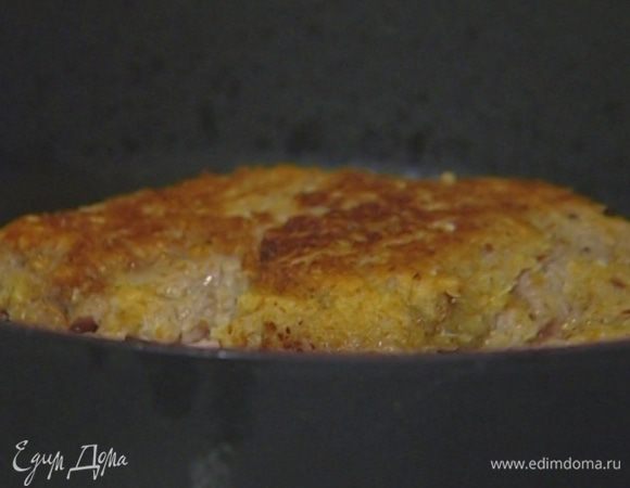 Разогреть в сковороде с толстым дном растительное масло и обжаривать отбивные по 10 минут на каждой стороне, время от времени переворачивая, чтобы они не подгорели. 