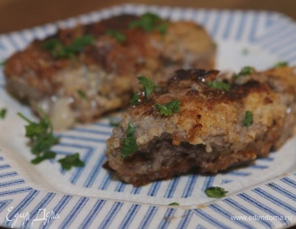 Листья петрушки порвать руками и присыпать отбивные.