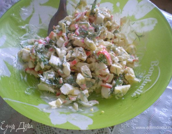 Яйцо и крабовые палочки мелко нарезать. Добавить измельчённую зелень укропа. Заправить майонезом.