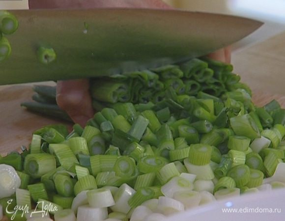 Зеленый лук нарезать тонко наискосок. 