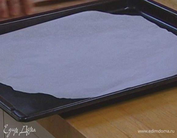 Из бумаги для выпечки вырезать круг.