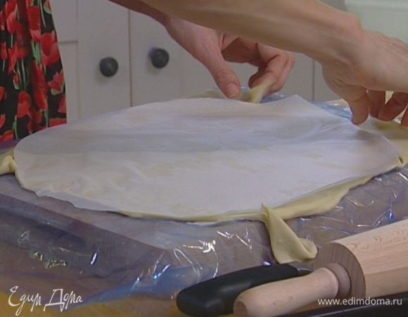 Раскатать оба пласта теста и вырезать по бумажному трафарету два круга одинакового размера.