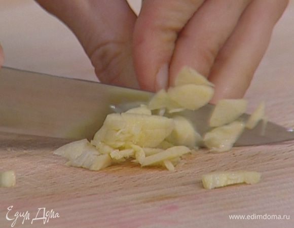 Один зубчик чеснока почистить и мелко порубить.