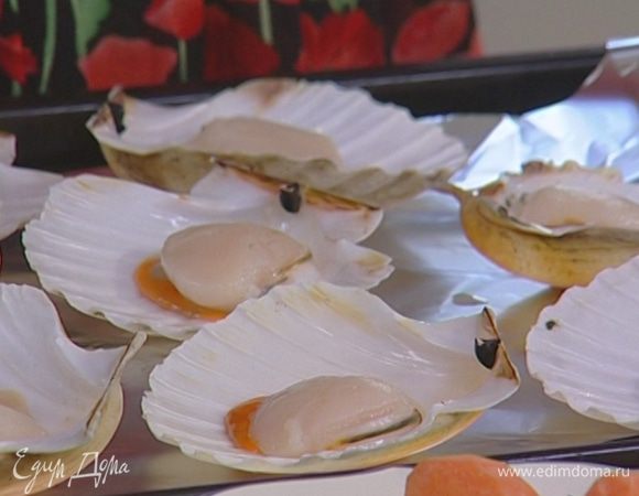 Морские гребешки вымыть и просушить, уложить их на предварительно застеленный фольгой большой противень.