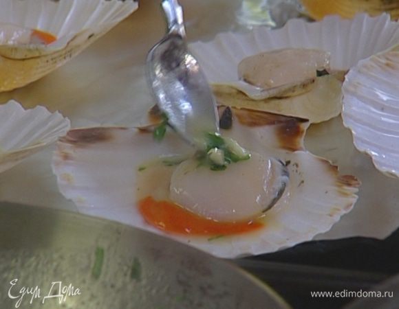 Полить гребешки соусом.