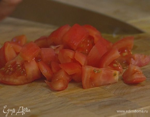 Оставшиеся помидоры нарезать кубиками.