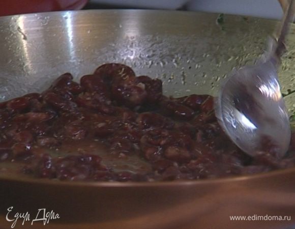 Готовую фасоль размять вилкой и отправить в сковороду, в которой готовился соус для гребешков.