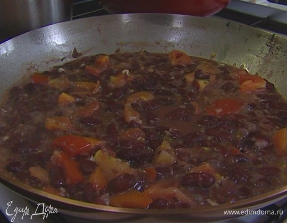 Как только вино выпарится, добавить немного воды, в которой варилась фасоль, оставшуюся петрушку, оливковое масло и потушить еще 1–2 минуты. Подавать морские гребешки с фасолью.