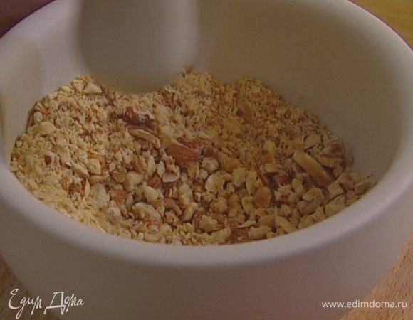 Миндаль подсушить в духовке, затем растолочь в ступке вместе с печеньем, добавить желток, мякоть персика и всю начинку перемешать.