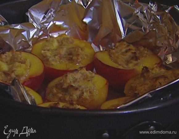 Влить в форму вино, присыпать персики сахаром и запекать под грилем 8–10 минут.

