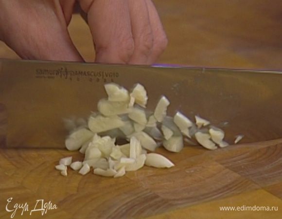 Чеснок почистить и мелко нарезать.