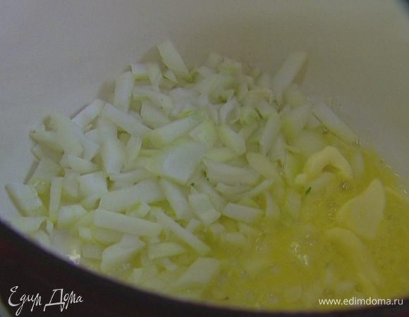Разогреть в тяжелой сковороде сливочное масло и 2–3 ст. ложки оливкового, обжарить лук до прозрачности.