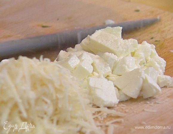 Моцареллу нарезать кубиками.