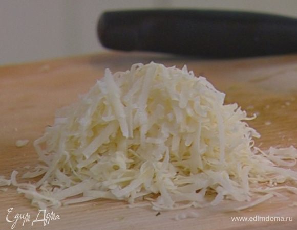 Пармезан натереть на терке.
