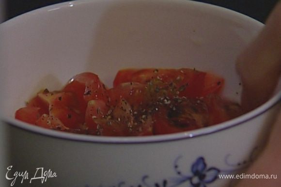 Добавить 1 ст. ложку оливкового масла, уксус, по щепотке свежемолотого перца и соли, перемешать и оставить помидоры мариноваться.