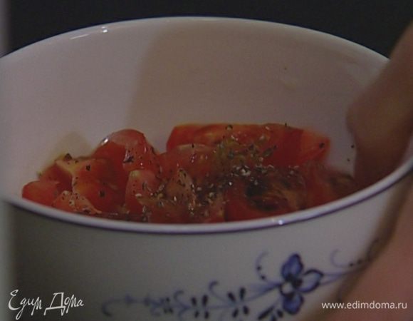 Добавить 1 ст. ложку оливкового масла, уксус, по щепотке свежемолотого перца и соли, перемешать и оставить помидоры мариноваться. 