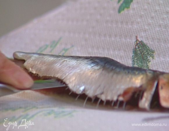 Сардины почистить, вымыть, просушить и разделать: придерживая рыбу за хвост, сделать с обеих сторон надрез от хвоста до головы и вынуть хребет (голову оставить), затем пинцетом аккуратно удалить все мелкие косточки. 