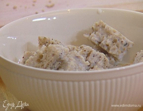 Хлеб замочить в молоке на 10–15 минут, затем молоко слить, а хлеб отжать.