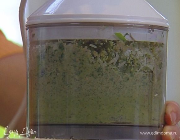 Отжатый хлеб, сухари, 2–3 ст. ложки оливкового масла, листья базилика, тархуна и мяты, пармезан и щепотку свежемолотого перца измельчить в блендере. 
