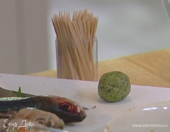 Из получившейся начинки скатать шарики. 