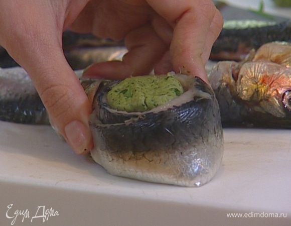 Завернуть каждый шарик в одну половинку рыбного филе, обернуть второй половинкой и скрепить, проткнув начиненную сардинку зубочисткой. 