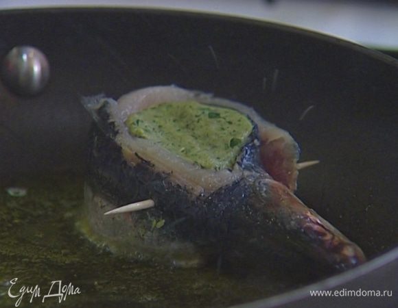 Разогреть в сковороде оставшееся оливковое масло и обжаривать рыбу по нескольку минут с каждой стороны, затем выложить на бумажное полотенце, чтобы избавиться от лишнего масла. 

