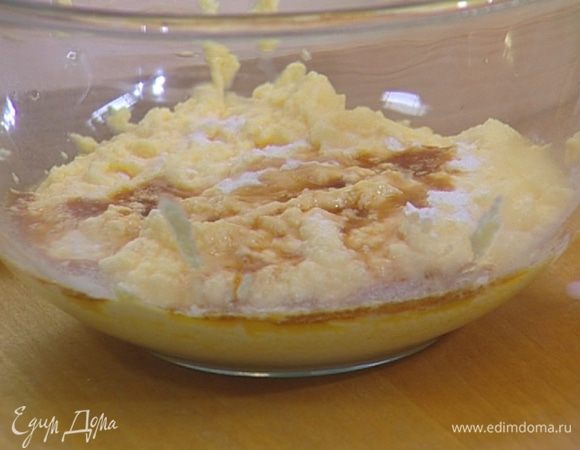 Добавить ванильный экстракт, муку, соду, соль и разрыхлитель, все вымешать.