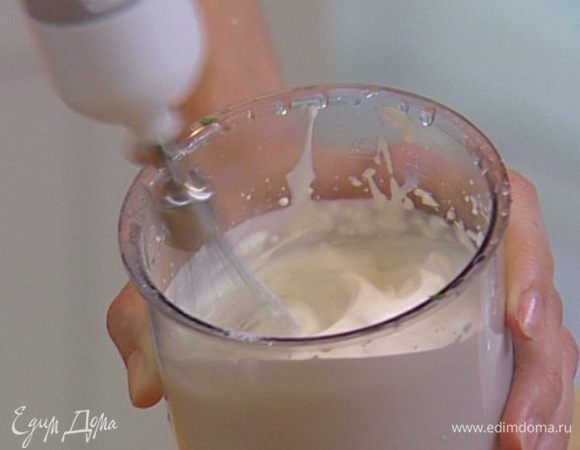 Сливки взбить с 1 ст. ложкой сахарной пудры.