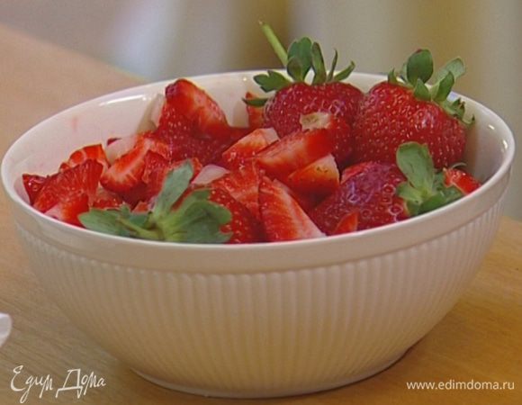 Клубнику нарезать маленькими кубиками, оставив несколько ягод для украшения.