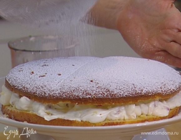 Нарезанную клубнику перемешать со сливками и выложить на одну половину бисквита, сверху накрыть второй половиной.