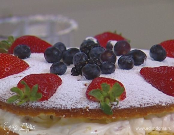 Присыпать пирог сахарной пудрой и украсить оставшейся клубникой, разрезав ее пополам и сохранив зеленый хвостик. В центр бисквита выложить голубику и разрезанную пополам ежевику.